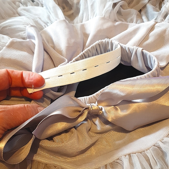 2-4 yr old silver Petticoat great volume, lined, elasticated waist, adjustable - Picture 6 of 14